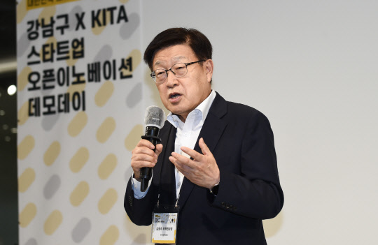 김영주 한국무역협회 회장이 지난 7월 서울 삼성동 코엑스 스타트업 브랜치에서 열린 '강남구xKITA 스타트업 오픈이노베이션 행사'에서 인사말을 하고 있다. <무역협회 제공>